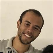 Professor de Português ensina adolescentes, jovens e adultos de todas as idades